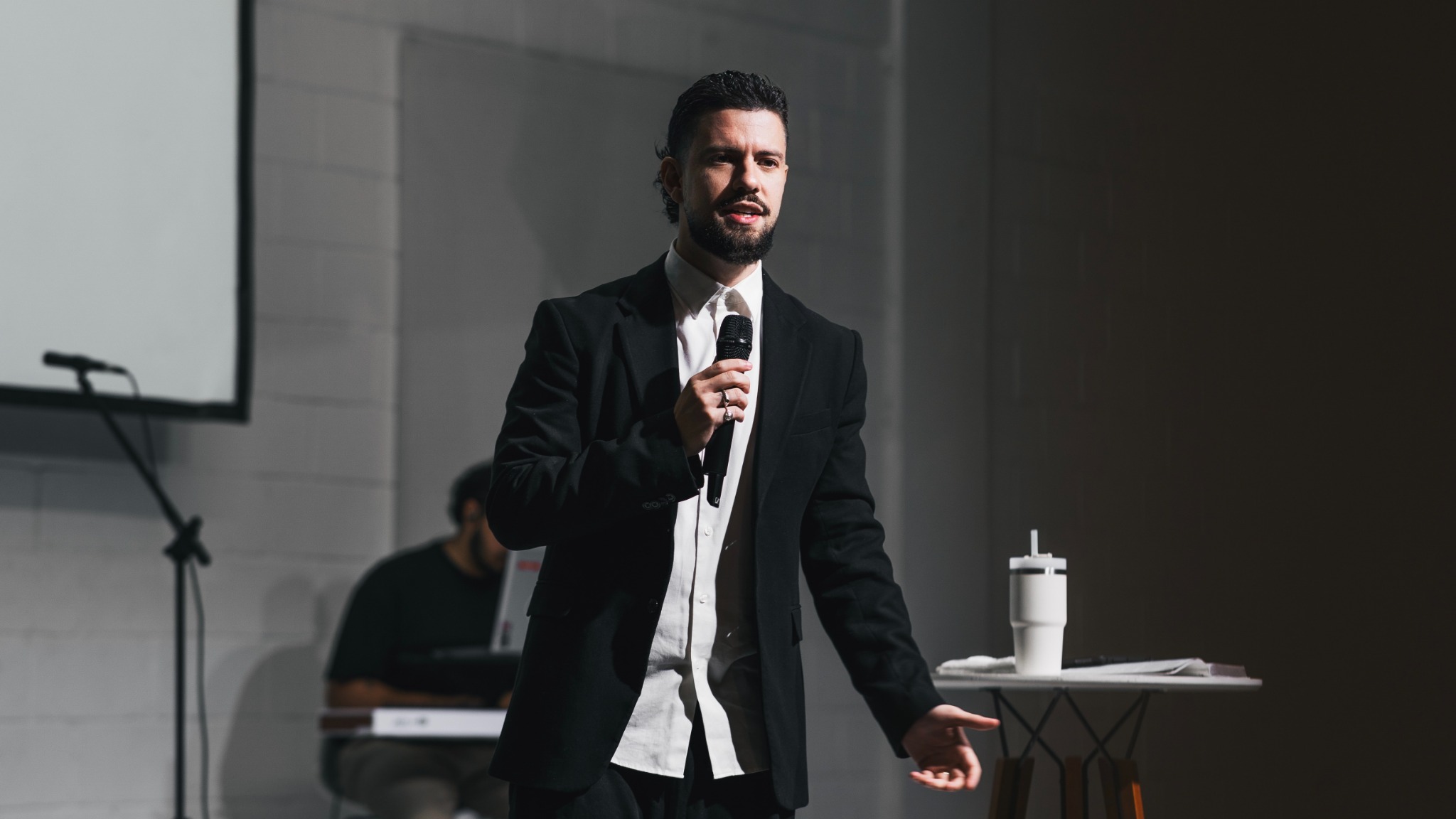 Pr. Lucas Paulo ministrando em um evento